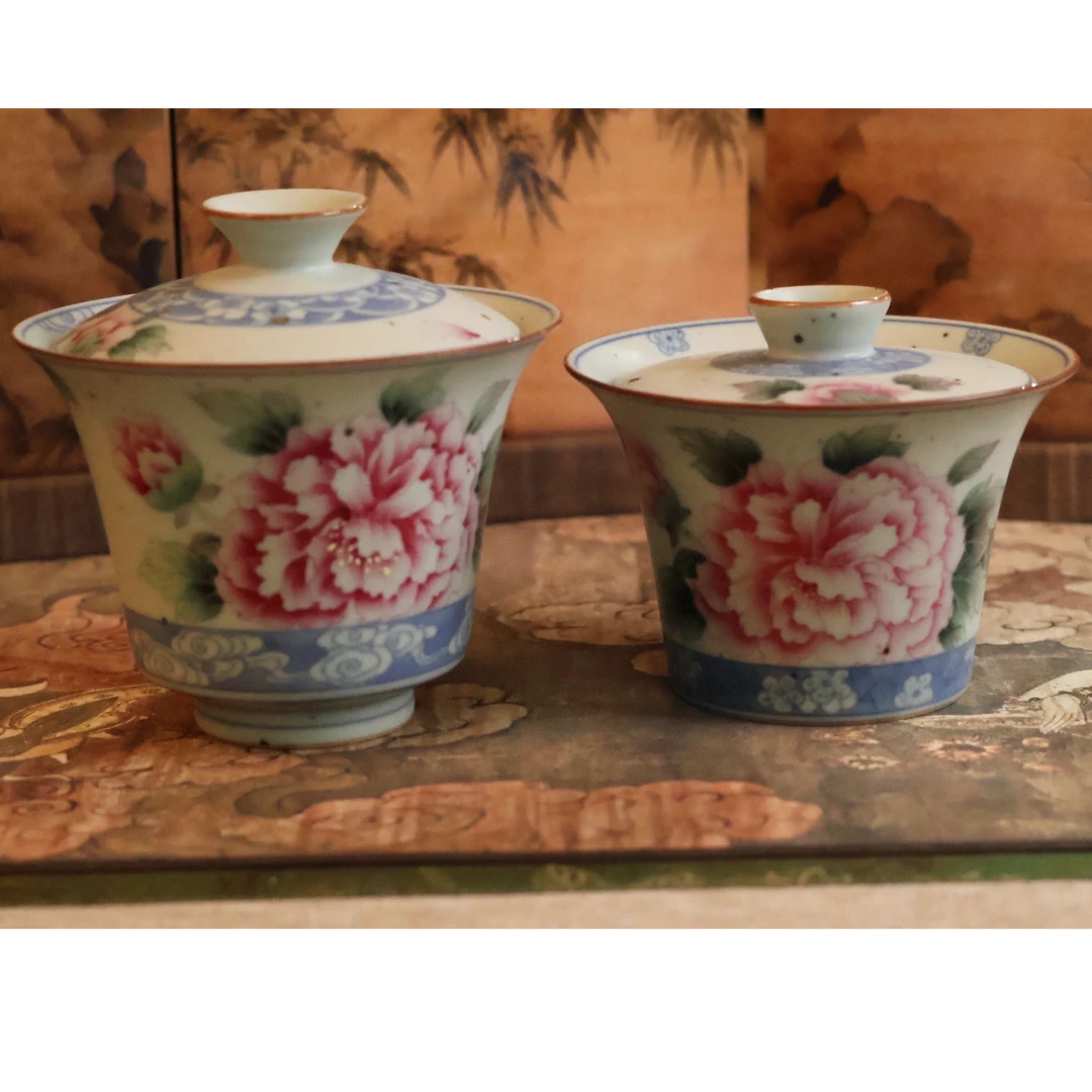 青花斗彩牡丹盖碗