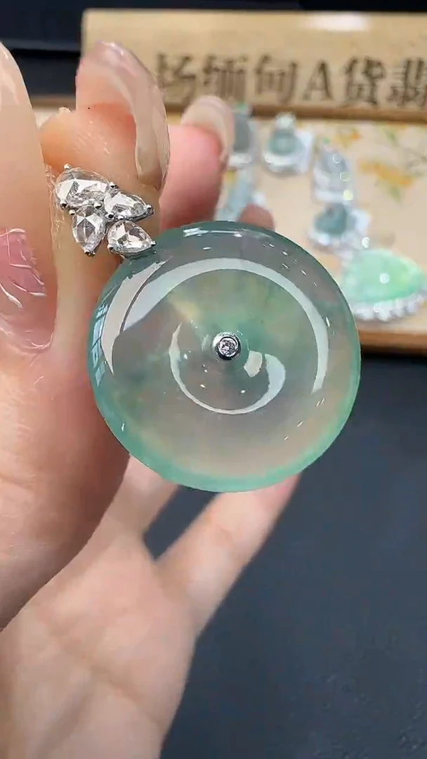 吊坠(不含链)18K金镶嵌翡翠26