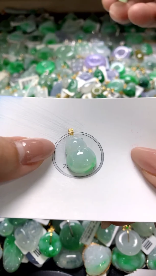 颈饰18K金镶嵌翡翠1111111111111111