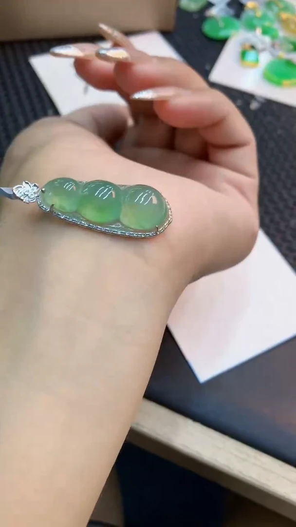 颈饰18K金镶嵌翡翠1