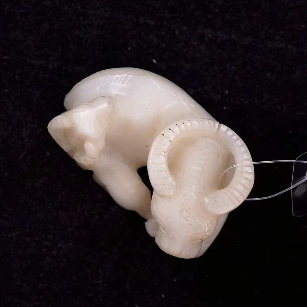 清代和田玉牛把件