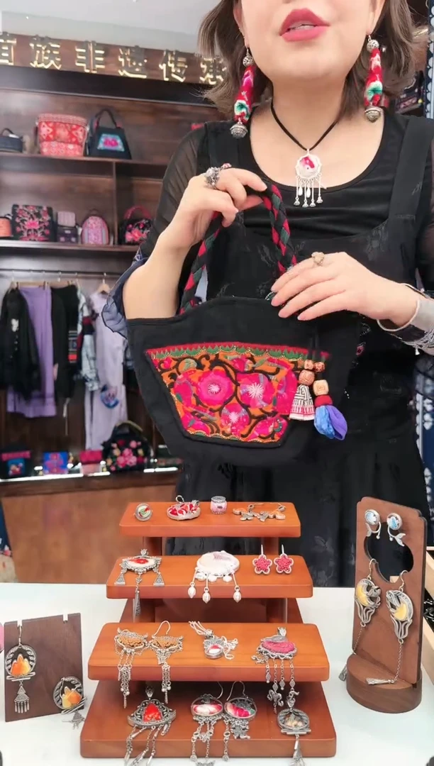 【闪购商品】织绣L45蚩梦苗族古绣