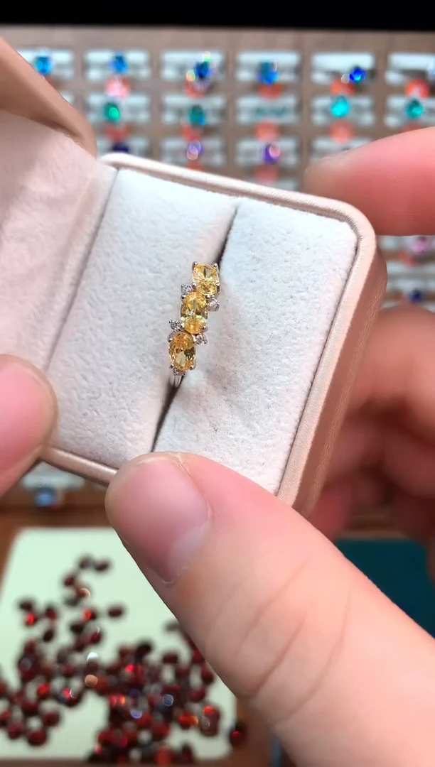 银S925镶嵌戒指黄晶......