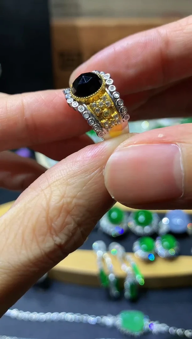 18K金镶嵌戒指翡翠团购