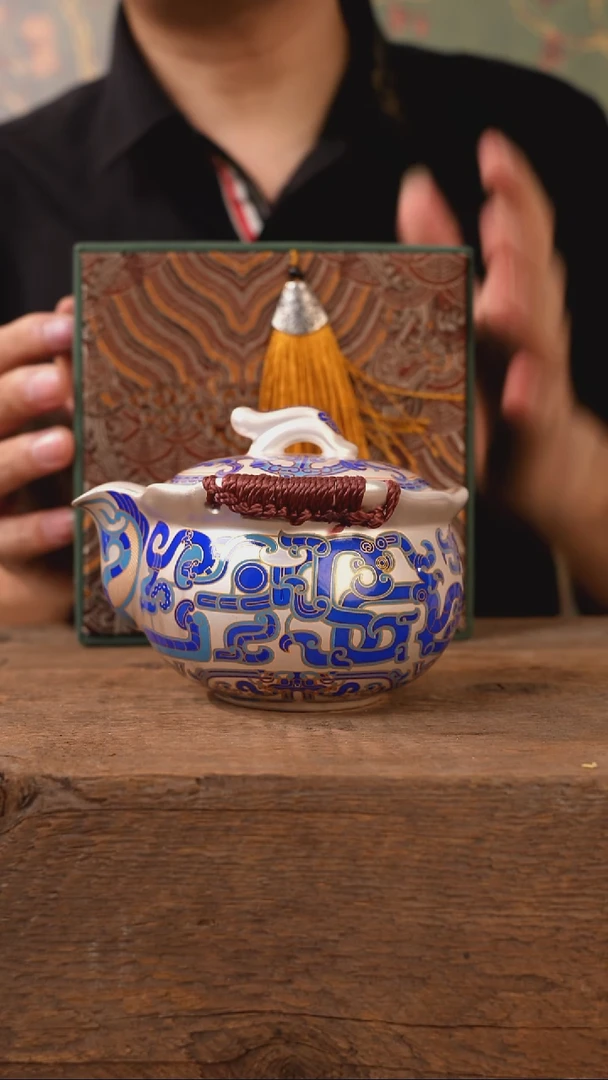 高档鎏银陶瓷饕餮手抓壶礼盒套装（容量250ml）