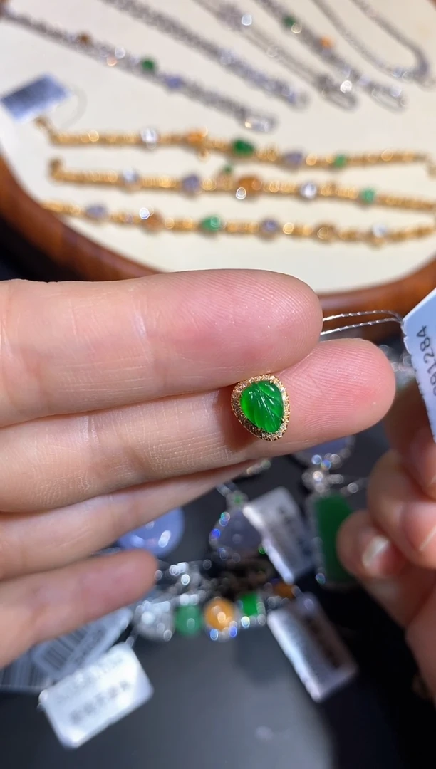 颈饰18K金镶嵌翡翠吊坠