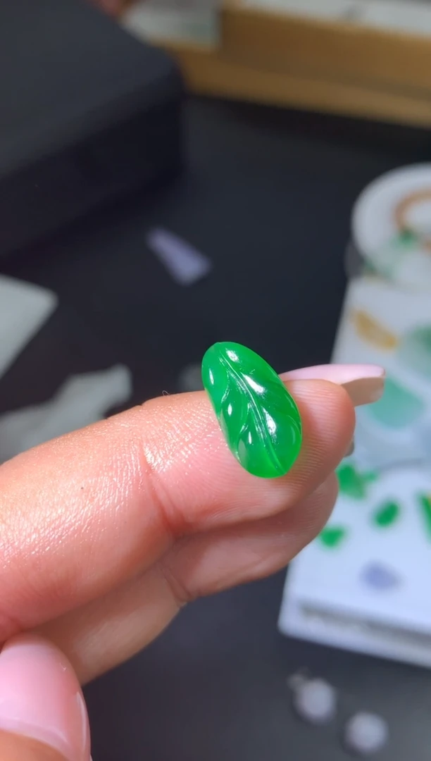 未镶嵌定制翡翠毛货 15.7-8.2-3.8