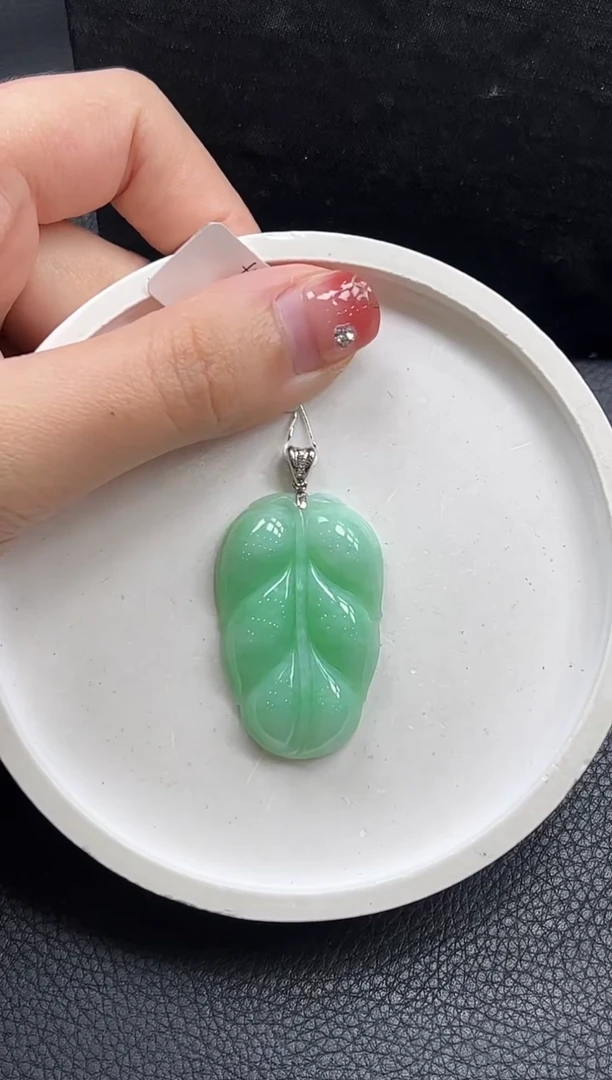 【闪购商品】翡翠颈饰18K金镶嵌叶子