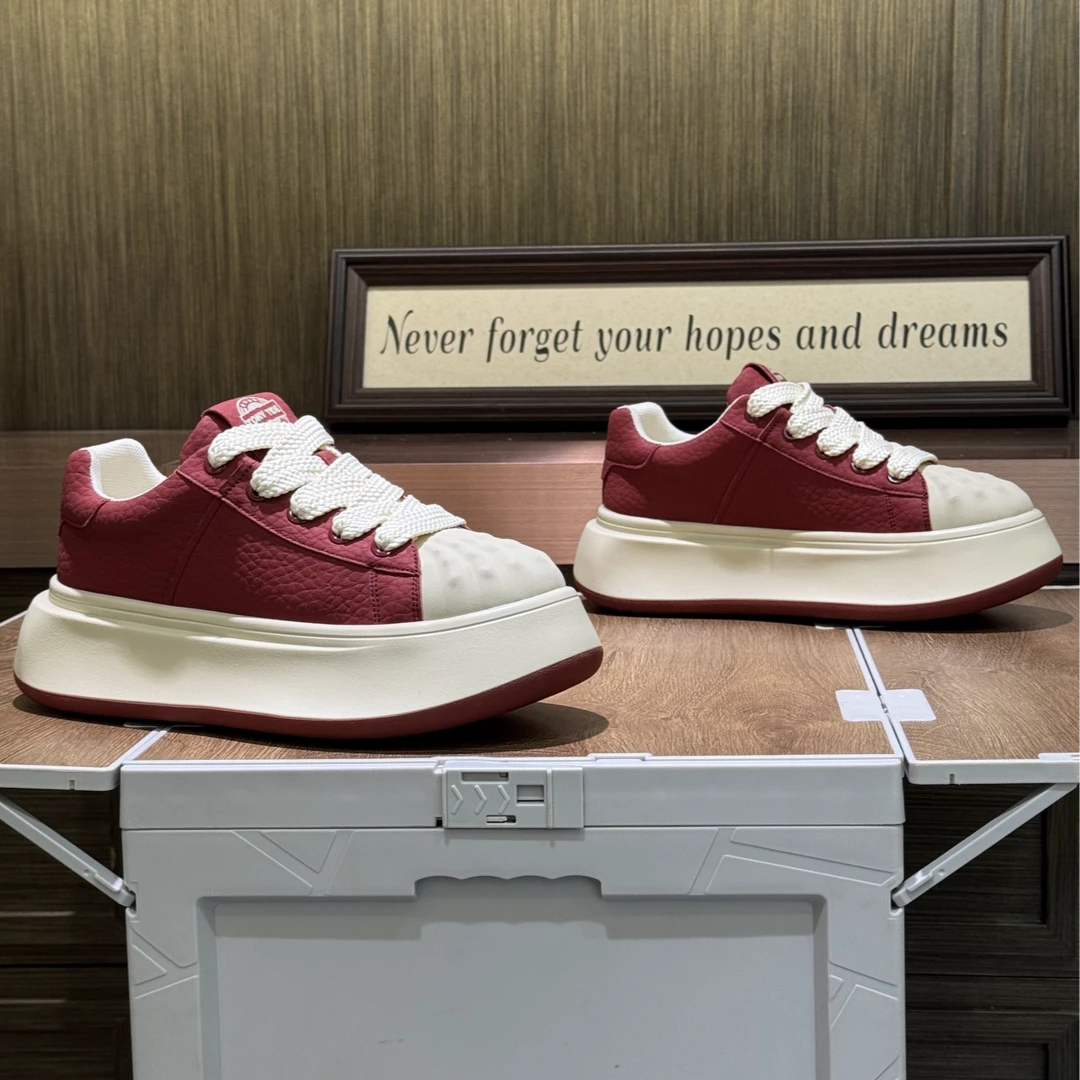 2025秋季新款时尚百搭潮流轻奢高端时尚耐磨休闲男鞋（偏大一码）