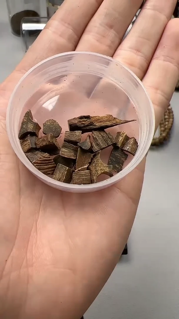 【闪购商品】沉香手把件努努干碎料3g