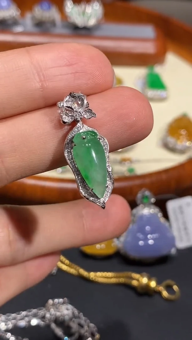 【闪购商品】翡翠吊坠(不含链)18K金镶嵌吊坠