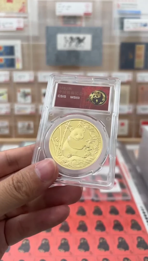 中国熊猫纪念章金色40mm-1982年单枚封装版