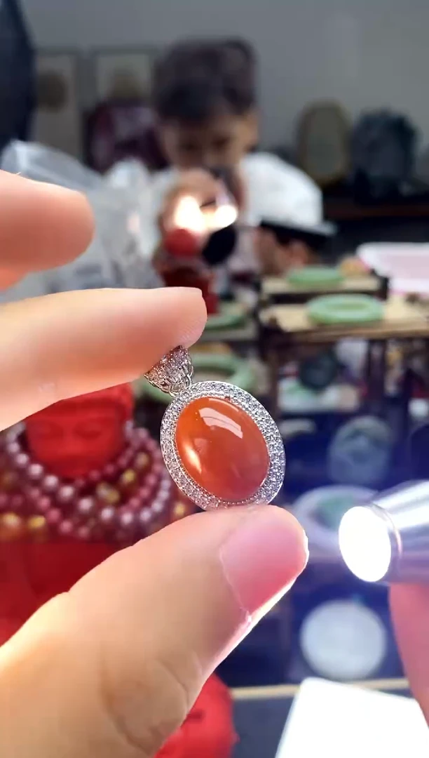 翡翠银S925镶嵌颈饰鸽子蛋吊坠