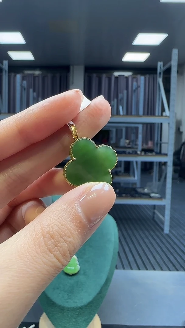 18K金镶嵌和田玉挂件1