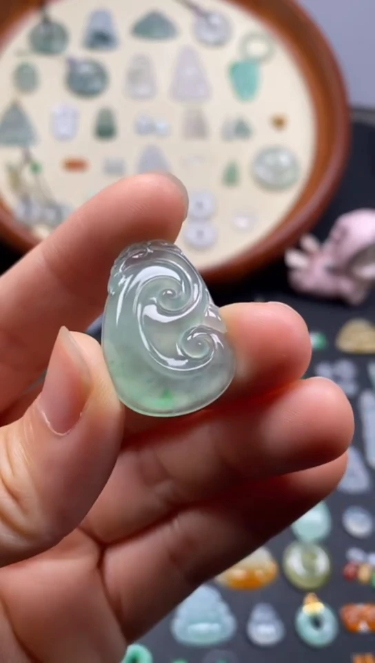 翡翠未镶嵌颈饰冰果緑如意/芬