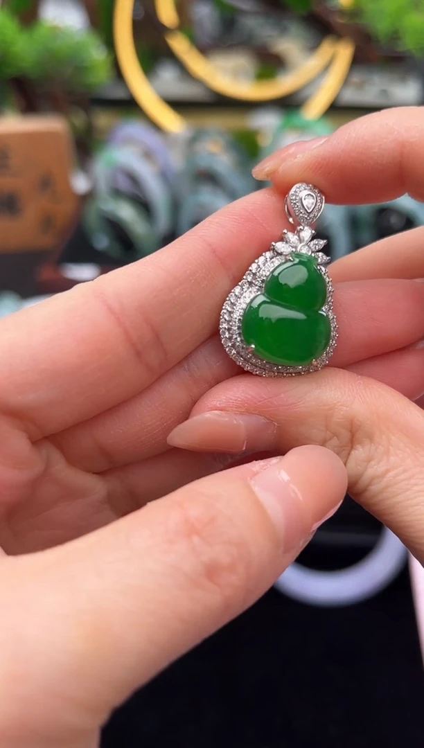 颈饰18K金镶嵌翡翠吊坠