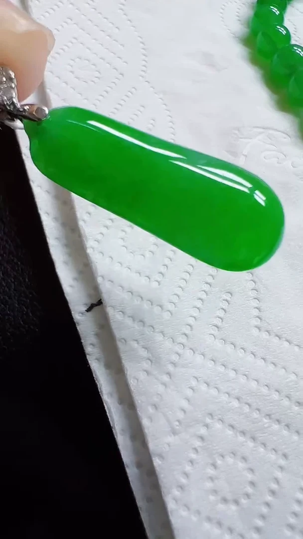 颈饰18K金镶嵌翡翠瓜