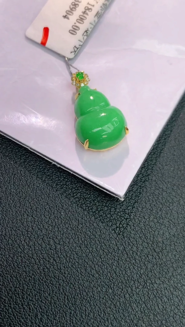 颈饰18K金镶嵌翡翠赠礼盒证书 丁丁