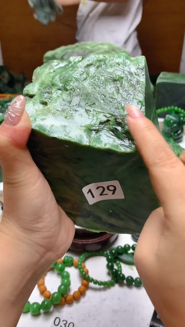 未镶嵌和田玉（碧玉）珠宝半成品0
