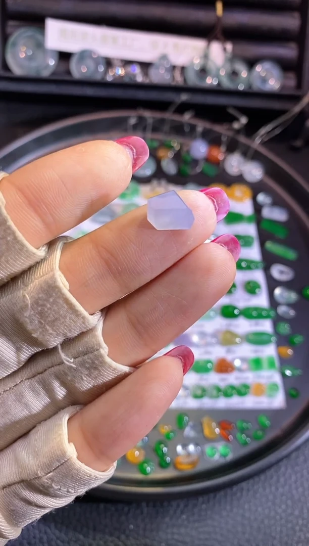 翡翠挂件未镶嵌切割