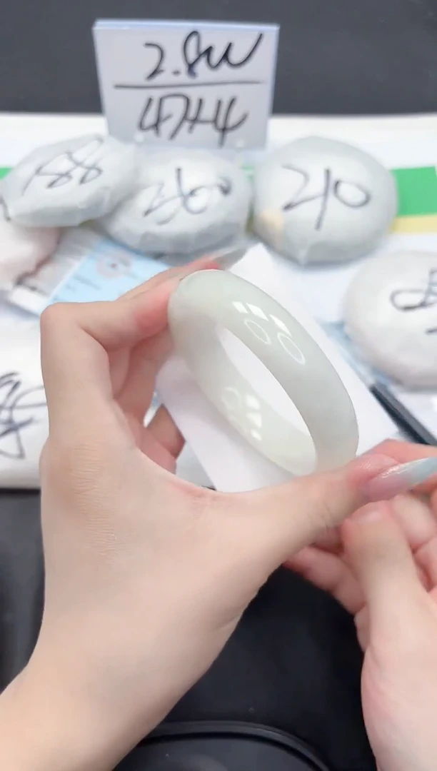 和田玉手镯未镶嵌167-56.5