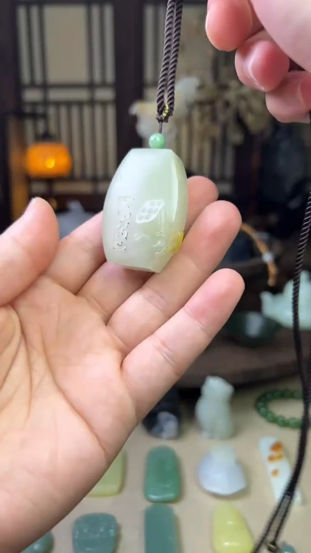 颈饰未镶嵌和田玉彭**鑫白玉香囊挂件