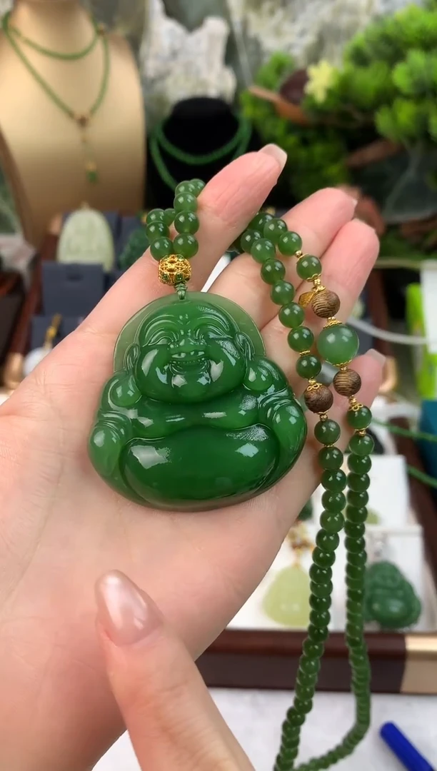 颈饰18K金镶嵌和田玉吊坠50mm