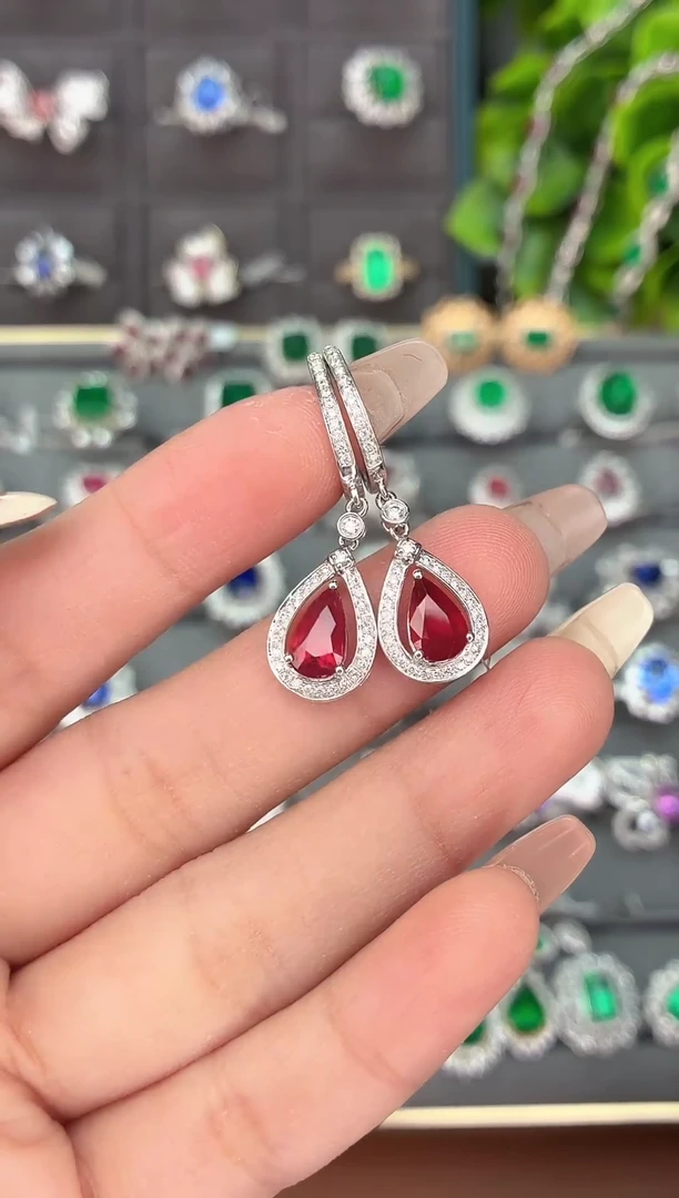 18K金镶嵌耳饰红宝石-2克拉*无烧