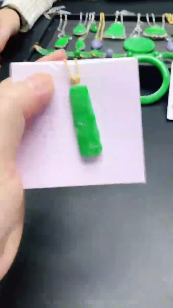 颈饰18K金镶嵌翡翠赠礼盒证书