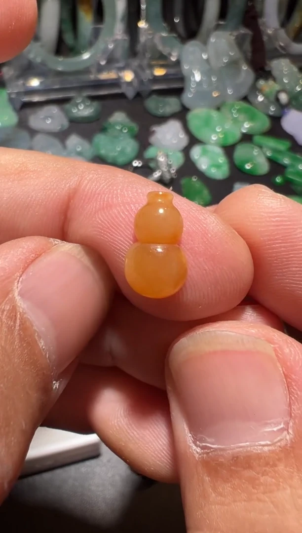 颈饰未镶嵌翡翠翡翠黄色小葫芦。