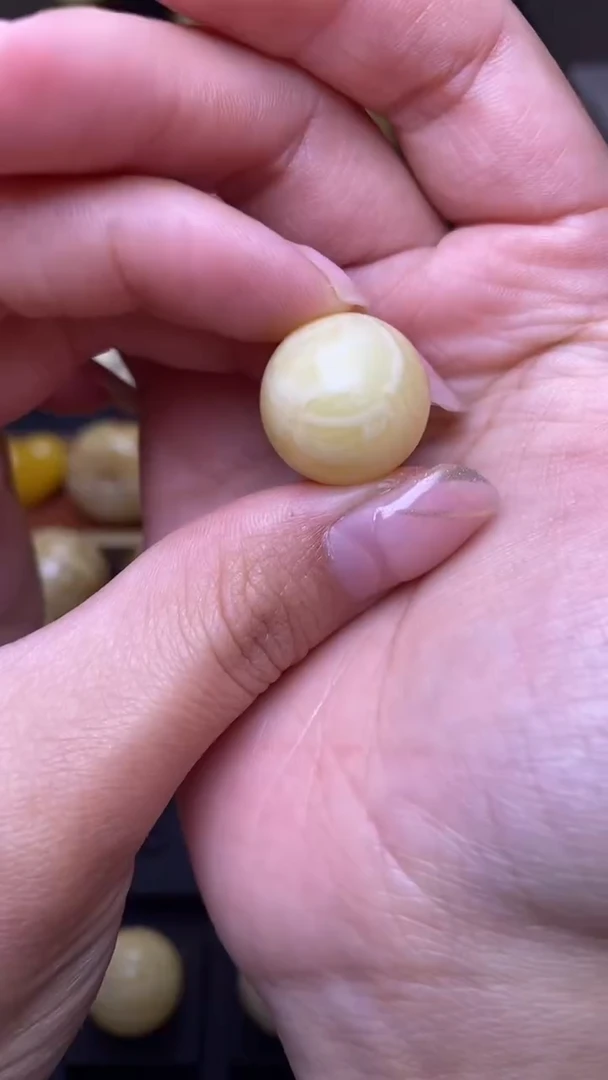 未镶嵌琥珀裸石葵. 90