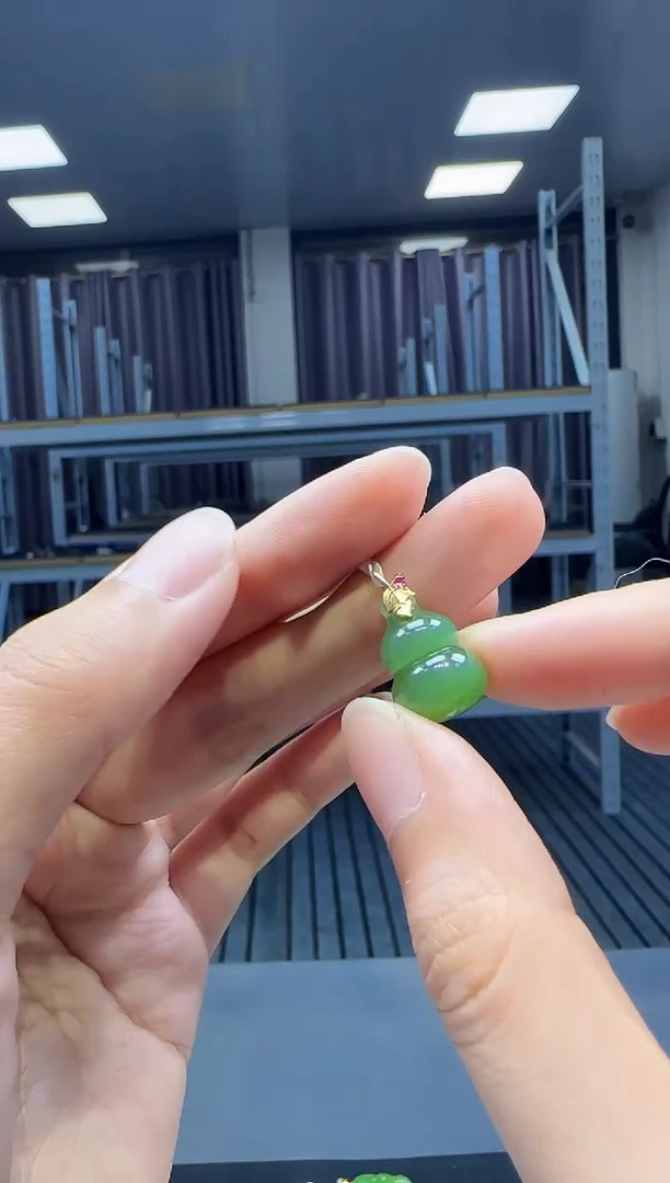 18K金镶嵌和田玉挂件1