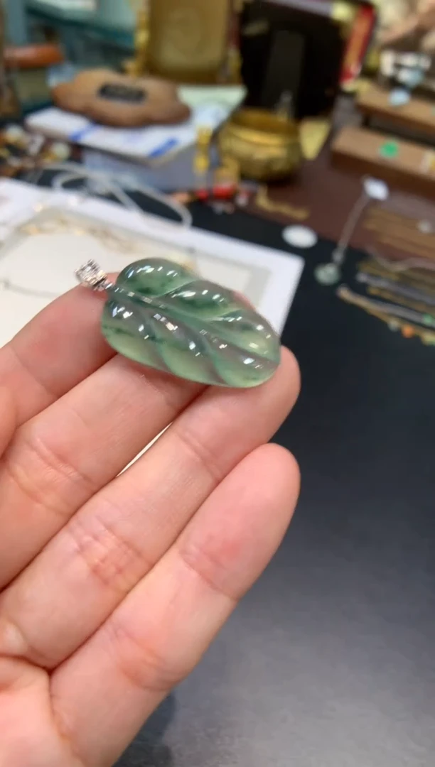颈饰18K金镶嵌翡翠叶子