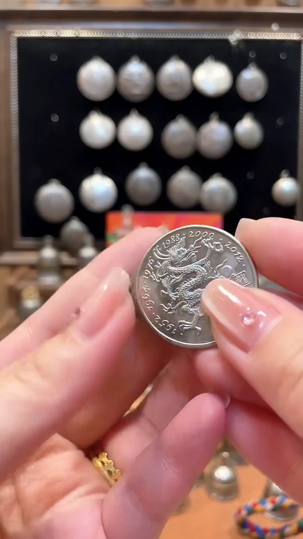 ?****膀利比里亚生肖龙圆铃铛全品