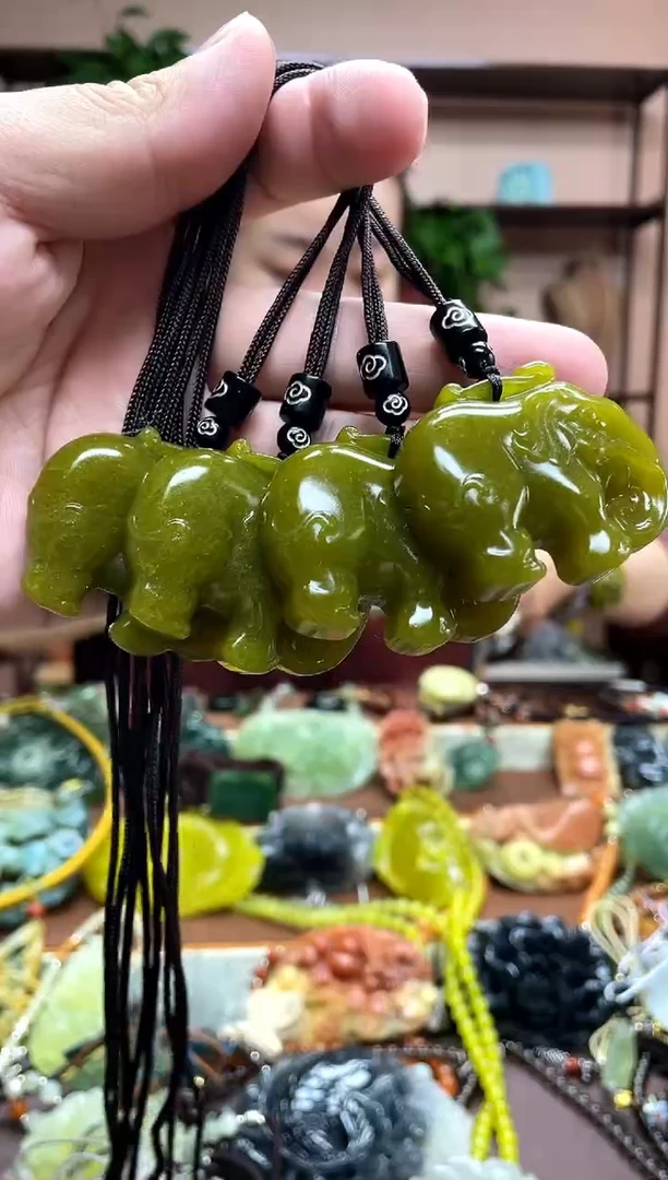 未镶嵌岫玉颈饰多样性发货发其中之一