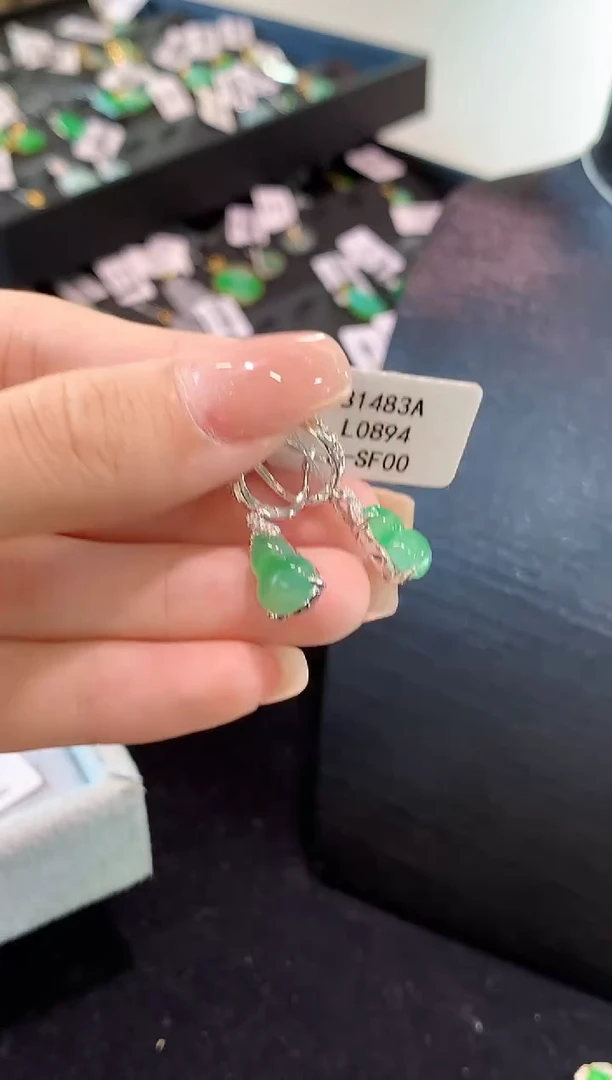翡翠18K金镶嵌耳饰L0894多样性发其一