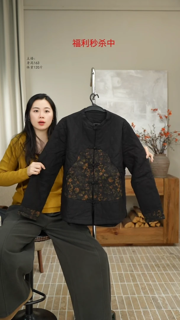 黑色拼接印花国风棉服6819