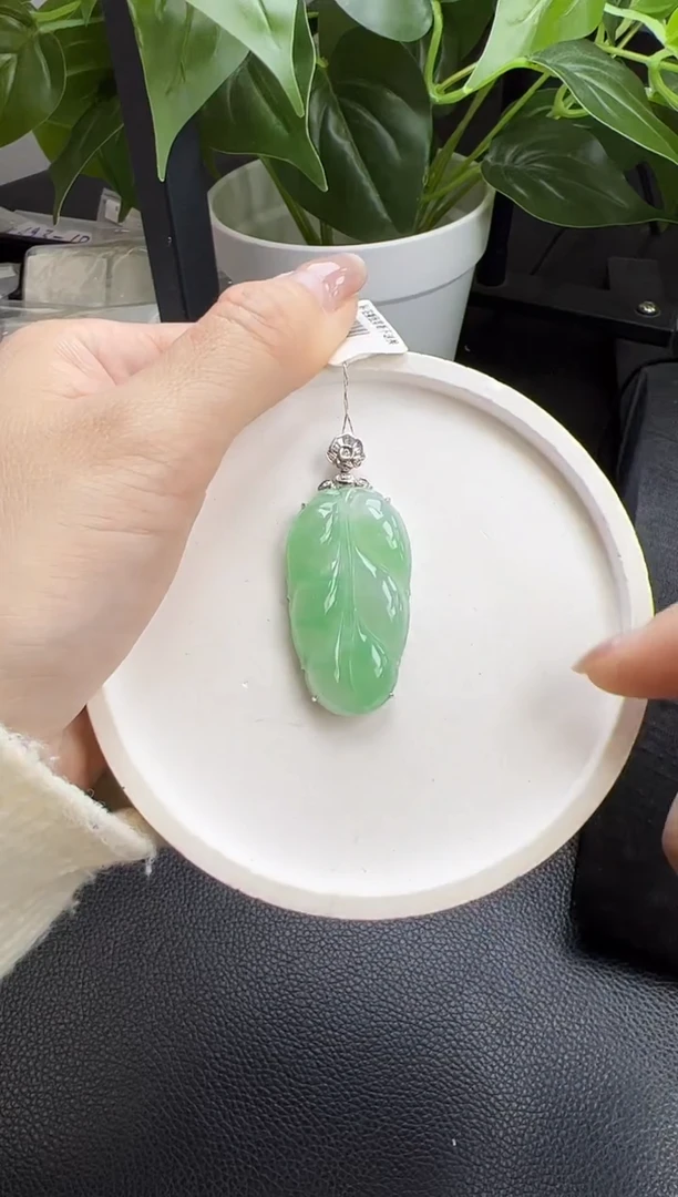 【闪购商品】翡翠颈饰18K金镶嵌叶子