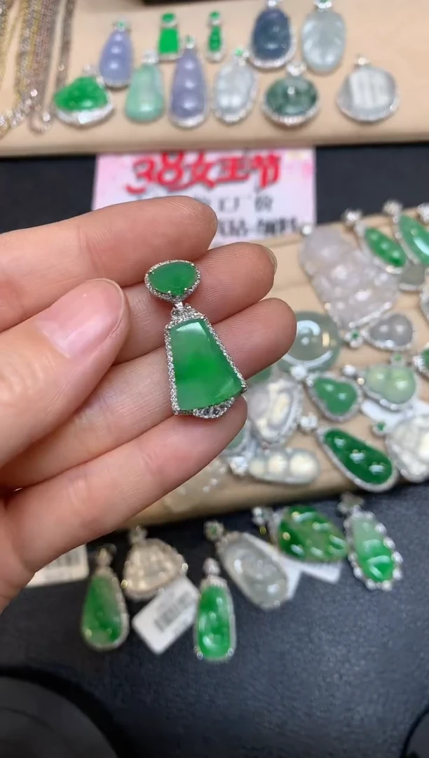 【闪购商品】翡翠颈饰18K金镶嵌无事牌【无服务费