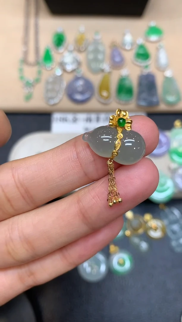 颈饰18K金镶嵌翡翠葫芦【无服务费