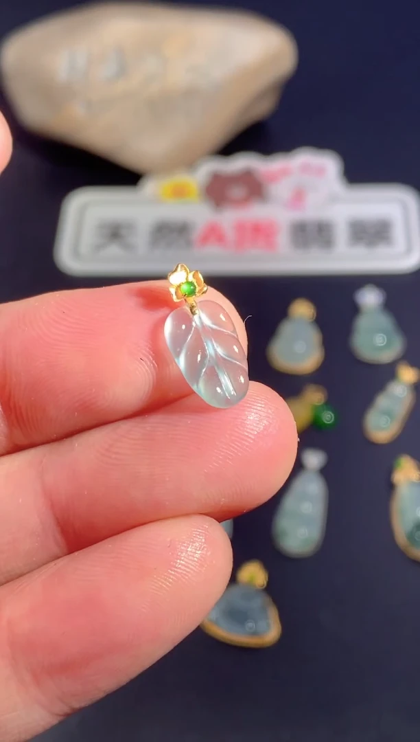 颈饰18K金镶嵌翡翠