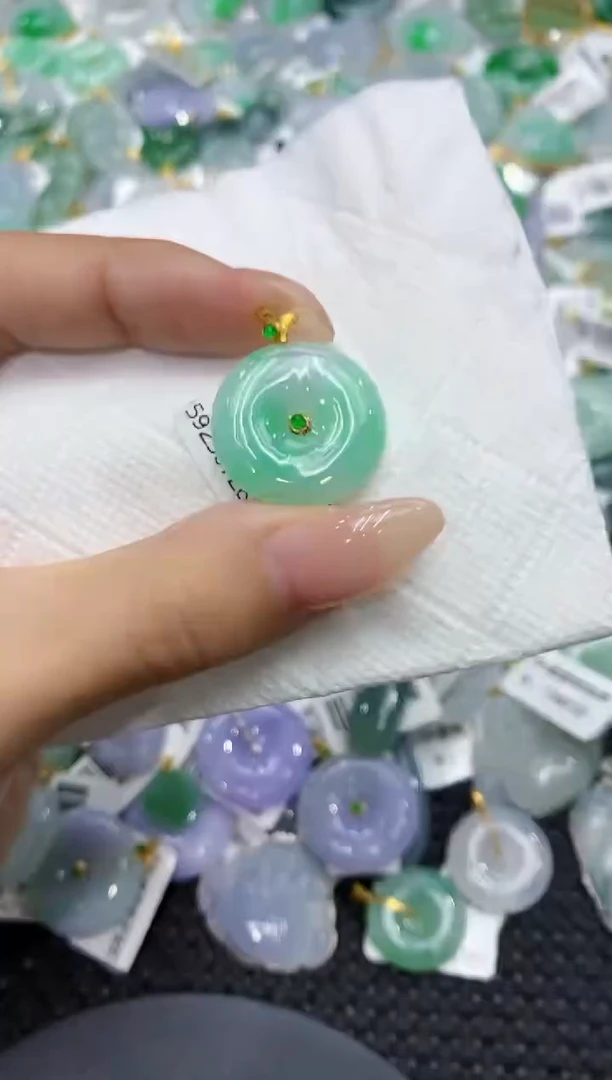 颈饰18K金镶嵌翡翠111111111111