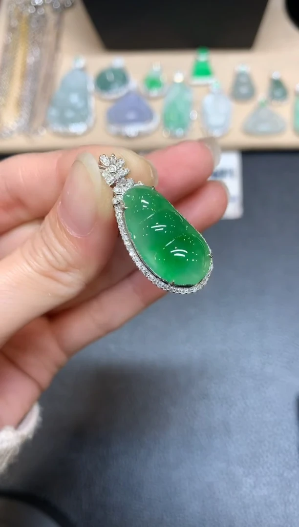 【闪购商品】翡翠颈饰18K金镶嵌福豆【无服务费