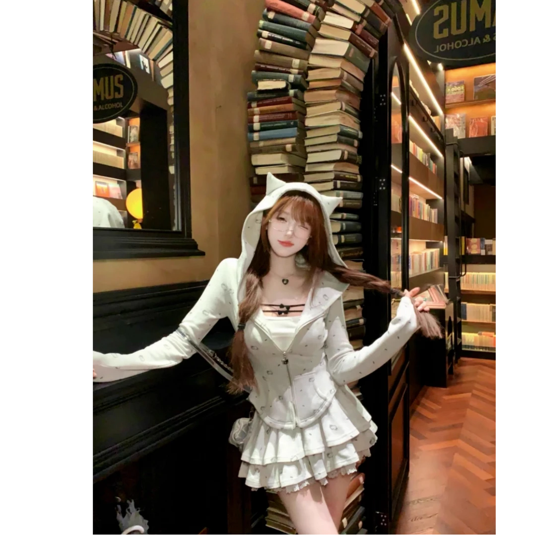 北海道情书秋冬甜美显瘦设计感可爱连帽卫衣外套+半身短裙套装女