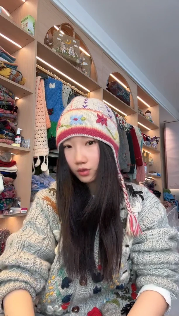 羊毛粉灰刺绣护耳帽