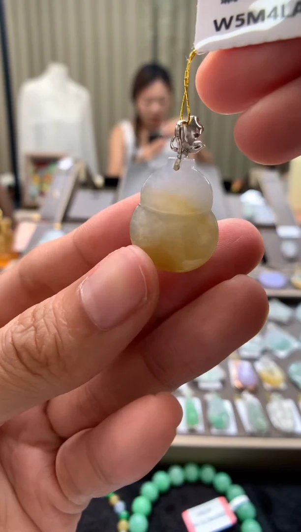 翡翠18K金镶嵌颈饰葫芦