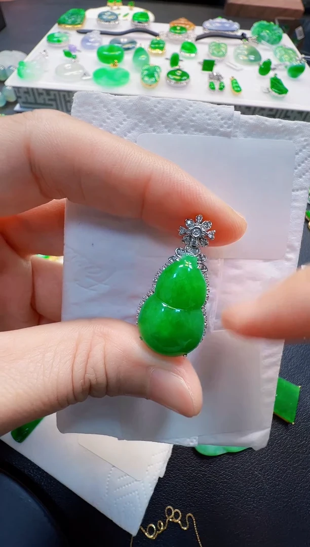 翡翠18K金镶嵌吊坠(不含链)12800