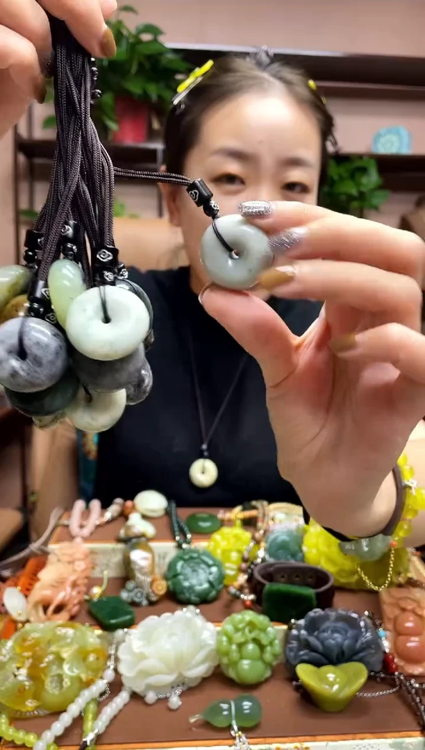 未镶嵌岫玉吊坠多样性发货发其中之一