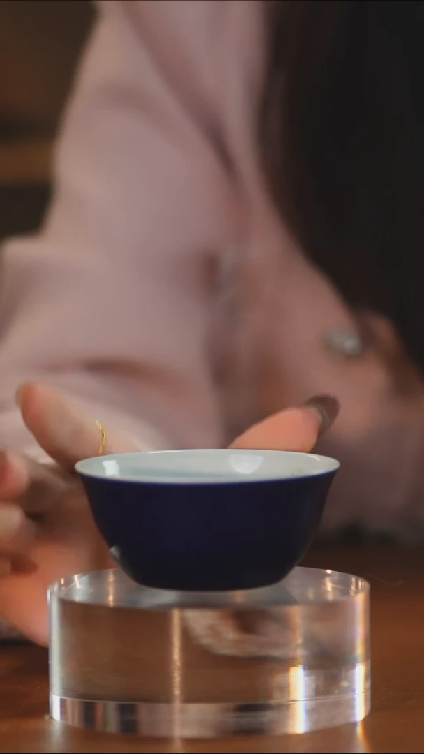 霁蓝内绘鱼藻鸡缸杯