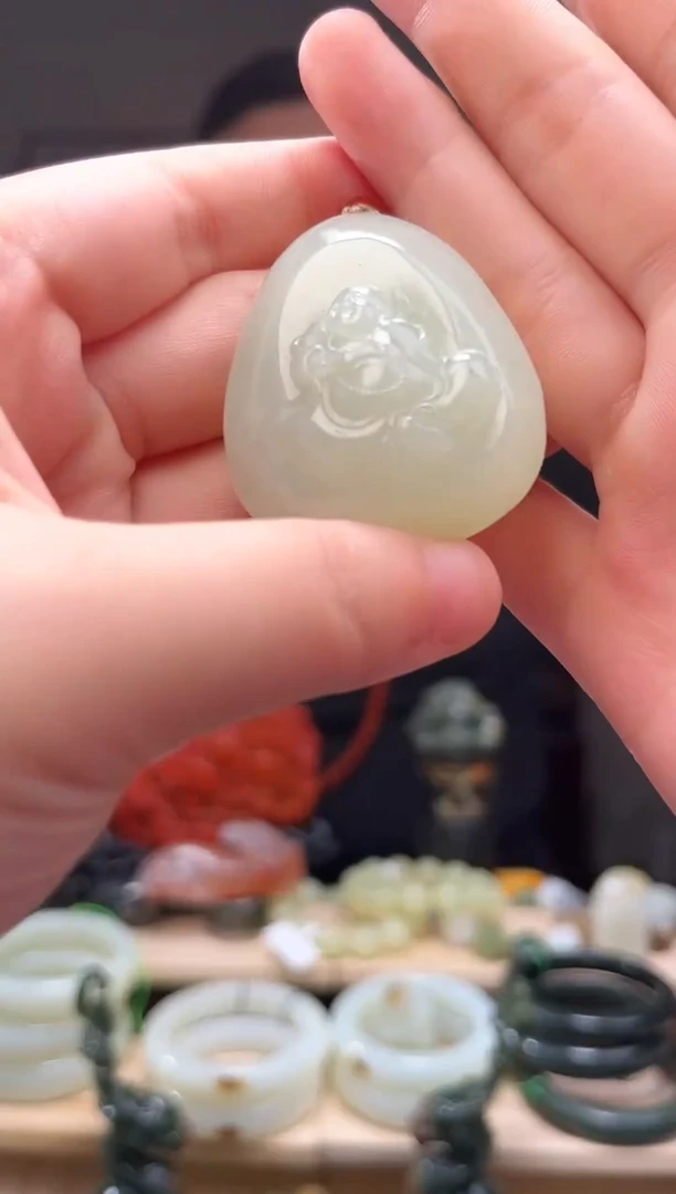 颈饰未镶嵌和田玉吊坠